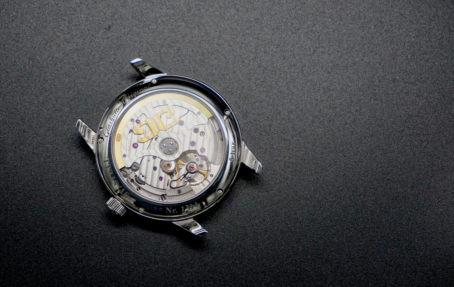 Glashütte Original Senator Ewiger Kalender, Kaliber 100, Rückseite der Uhr mit Sicht auf Uhrwerk